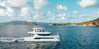 Motorkatamaran auf dem Wasser